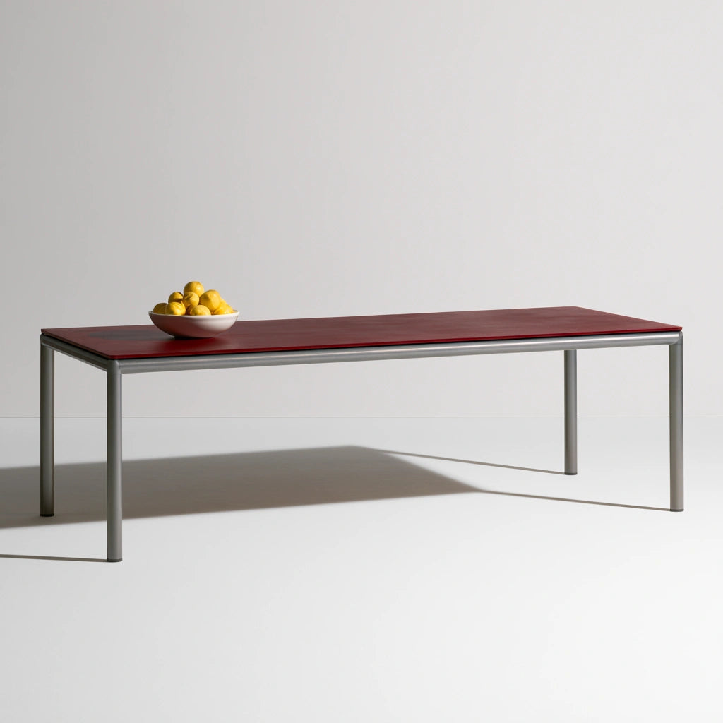 Table à manger aux lignes épurées, coloris gris et rouge foncé