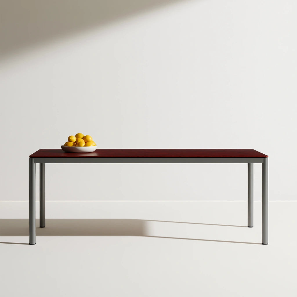 Table à manger aux lignes épurées, coloris gris et rouge foncé