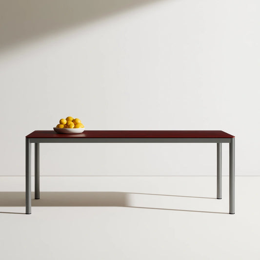Table à manger aux lignes épurées, coloris gris et rouge foncé