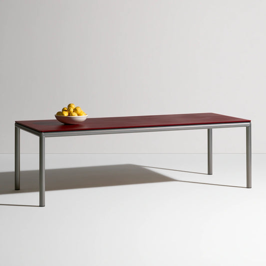 Table à manger aux lignes épurées, coloris gris et rouge foncé